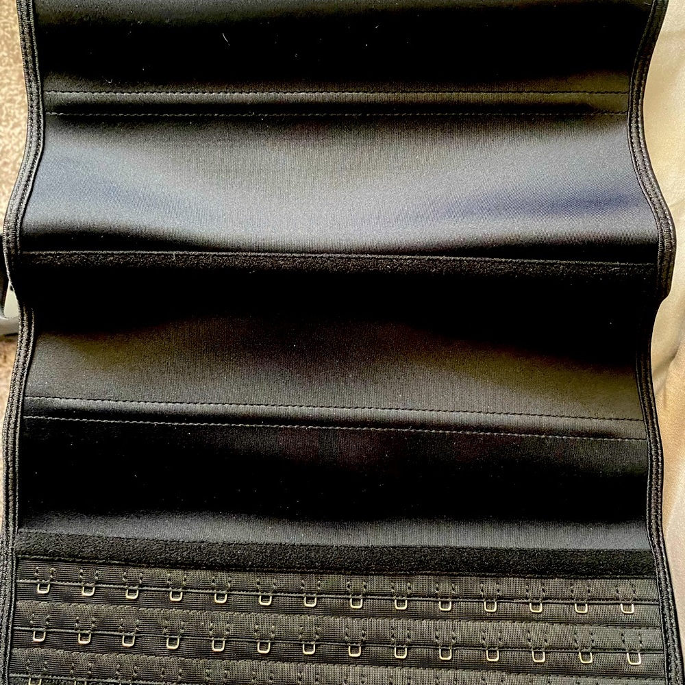 Waist trainer / clincher